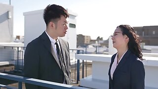 仕事一筋のキャリアウーマンが、ある日部下と飲みに行くと・・・